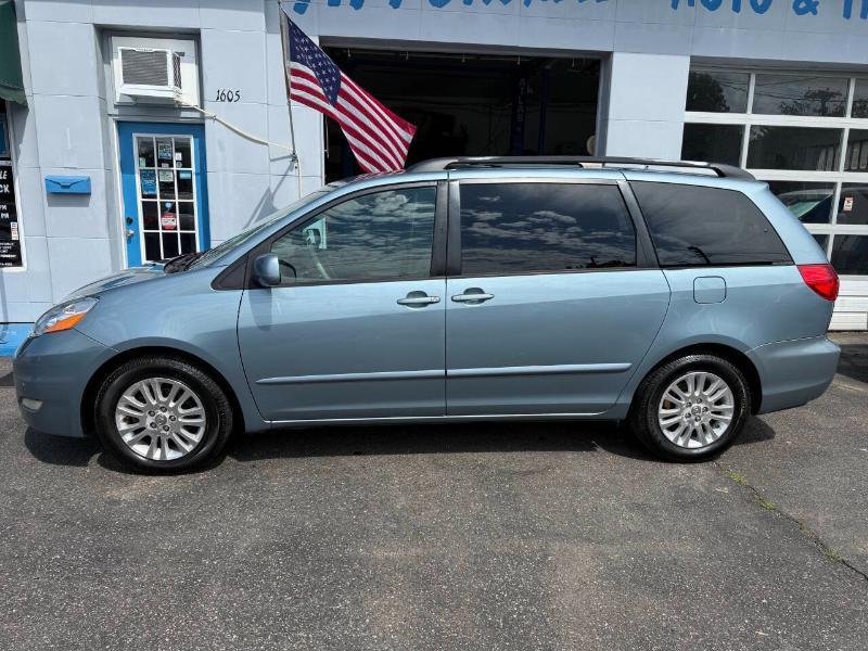 Toyota Sienna XLE FWD 2009