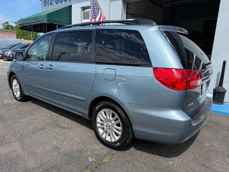 Toyota Sienna XLE FWD 2009
