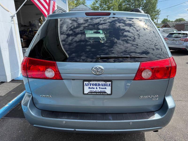 Toyota Sienna XLE FWD 2009