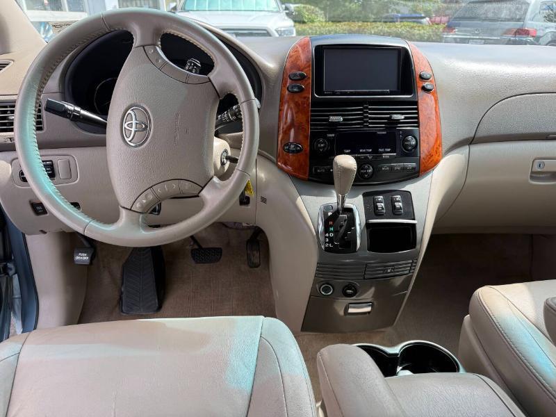 Toyota Sienna XLE FWD 2009
