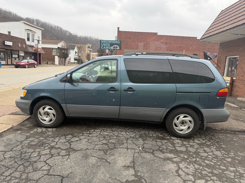 Toyota Sienna LE 4-Door 2000