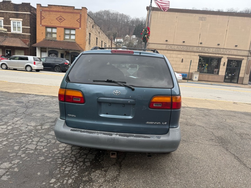 Toyota Sienna LE 4-Door 2000