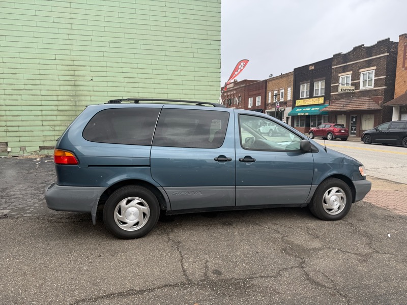 Toyota Sienna LE 4-Door 2000