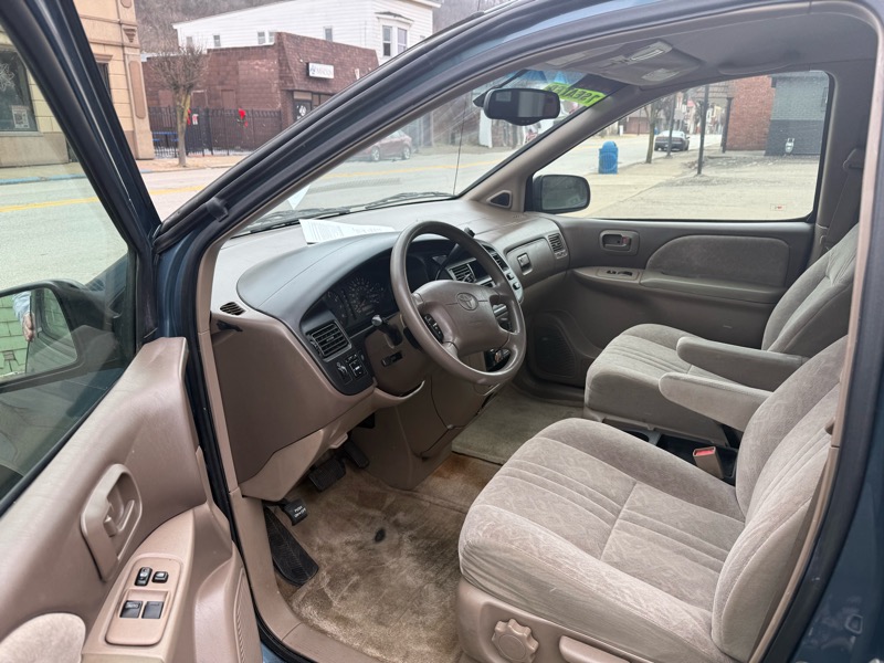 Toyota Sienna LE 4-Door 2000