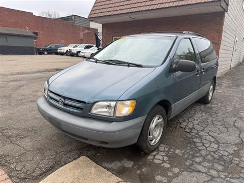 2000 Toyota Sienna LE 4-Door