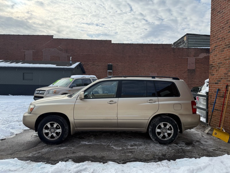 Toyota Highlander V6 2WD with 3rd-Row Seat 2005