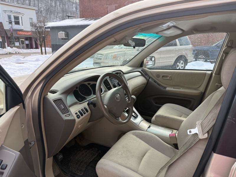 Toyota Highlander V6 2WD with 3rd-Row Seat 2005