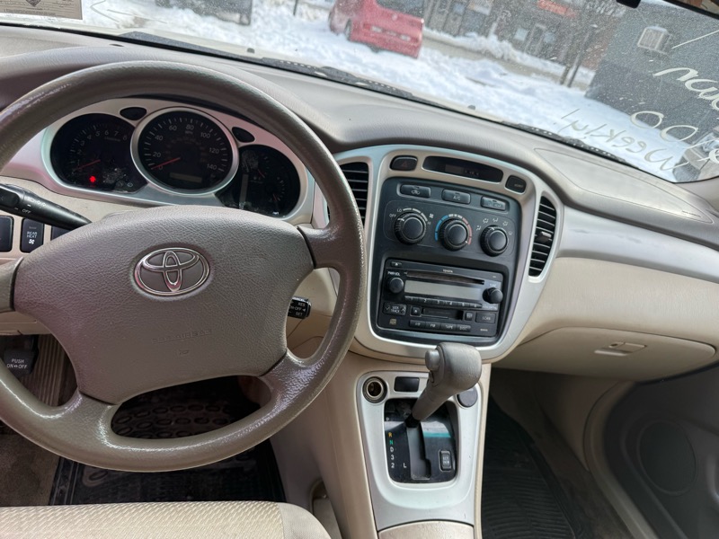 Toyota Highlander V6 2WD with 3rd-Row Seat 2005