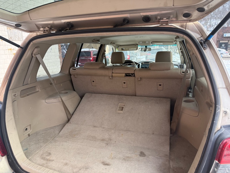 Toyota Highlander V6 2WD with 3rd-Row Seat 2005