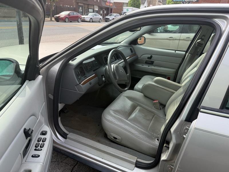 Ford Crown Victoria LX 2004