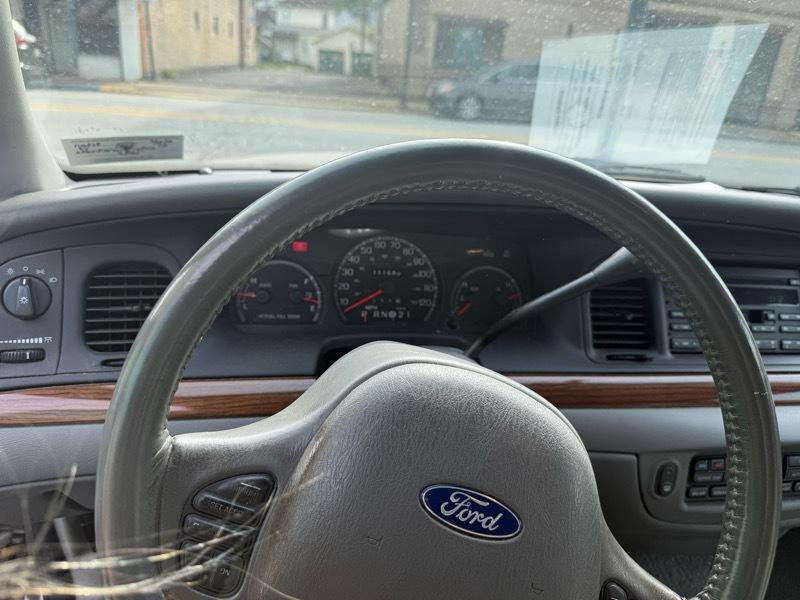 Ford Crown Victoria LX 2004