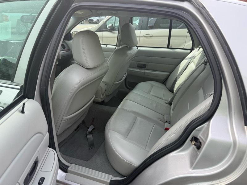 Ford Crown Victoria LX 2004