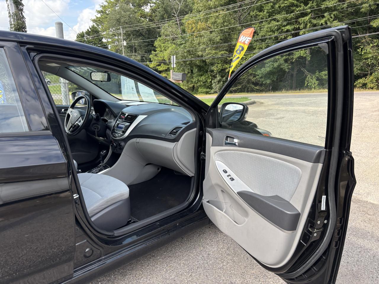 Hyundai Accent SE 5-Door 2014