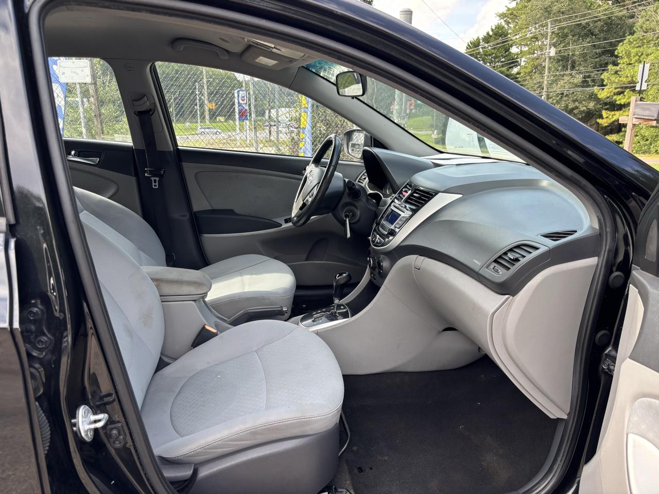 Hyundai Accent SE 5-Door 2014