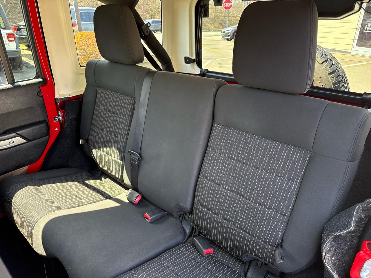 Jeep Wrangler Unlimited Sahara 4WD 2011