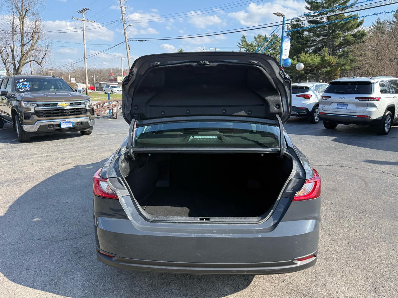 Toyota Camry Hybrid XLE 2025