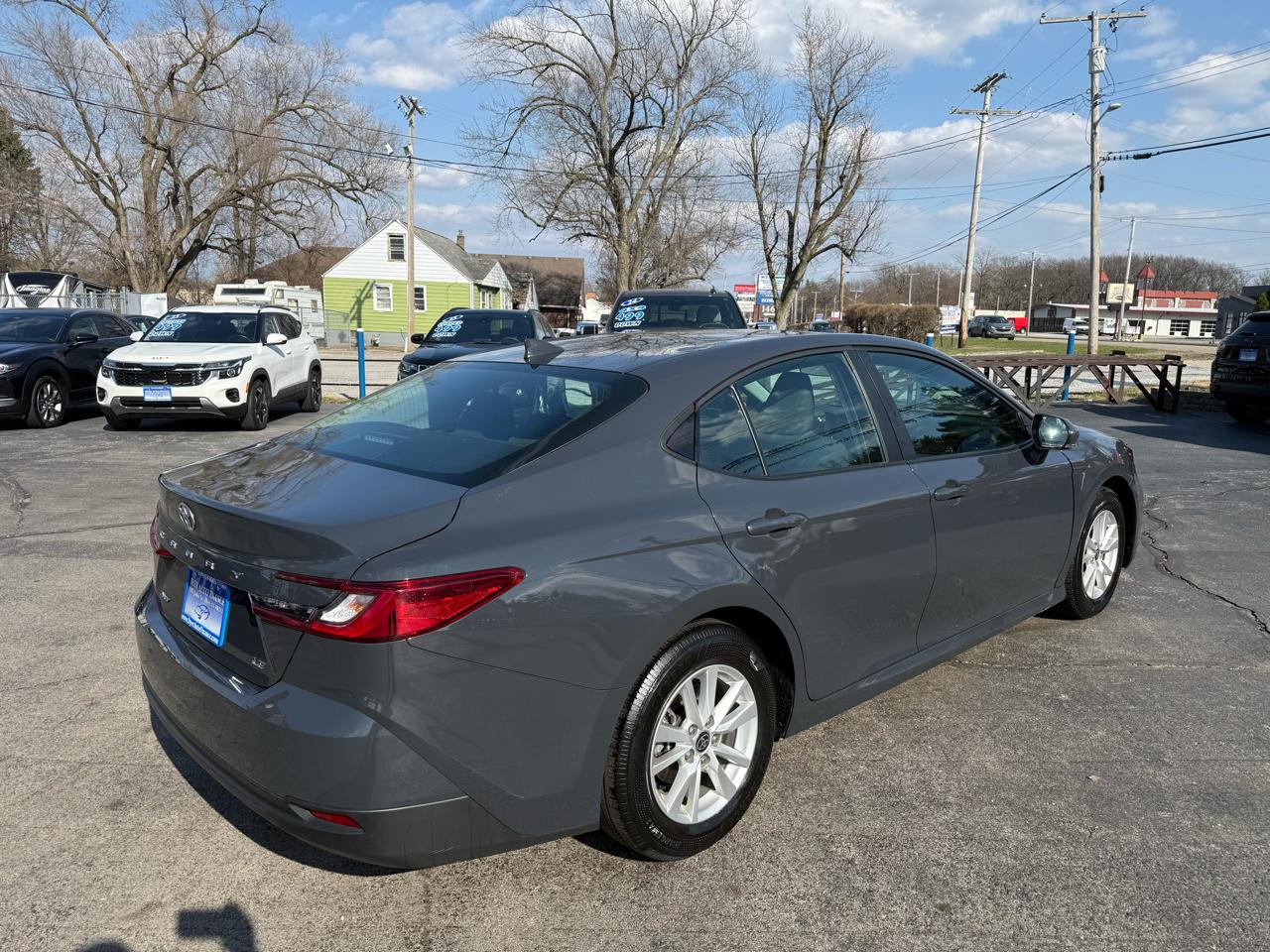 Toyota Camry Hybrid XLE 2025