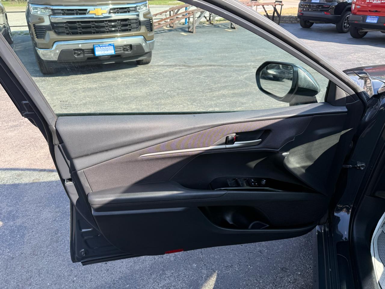 Toyota Camry Hybrid XLE 2025