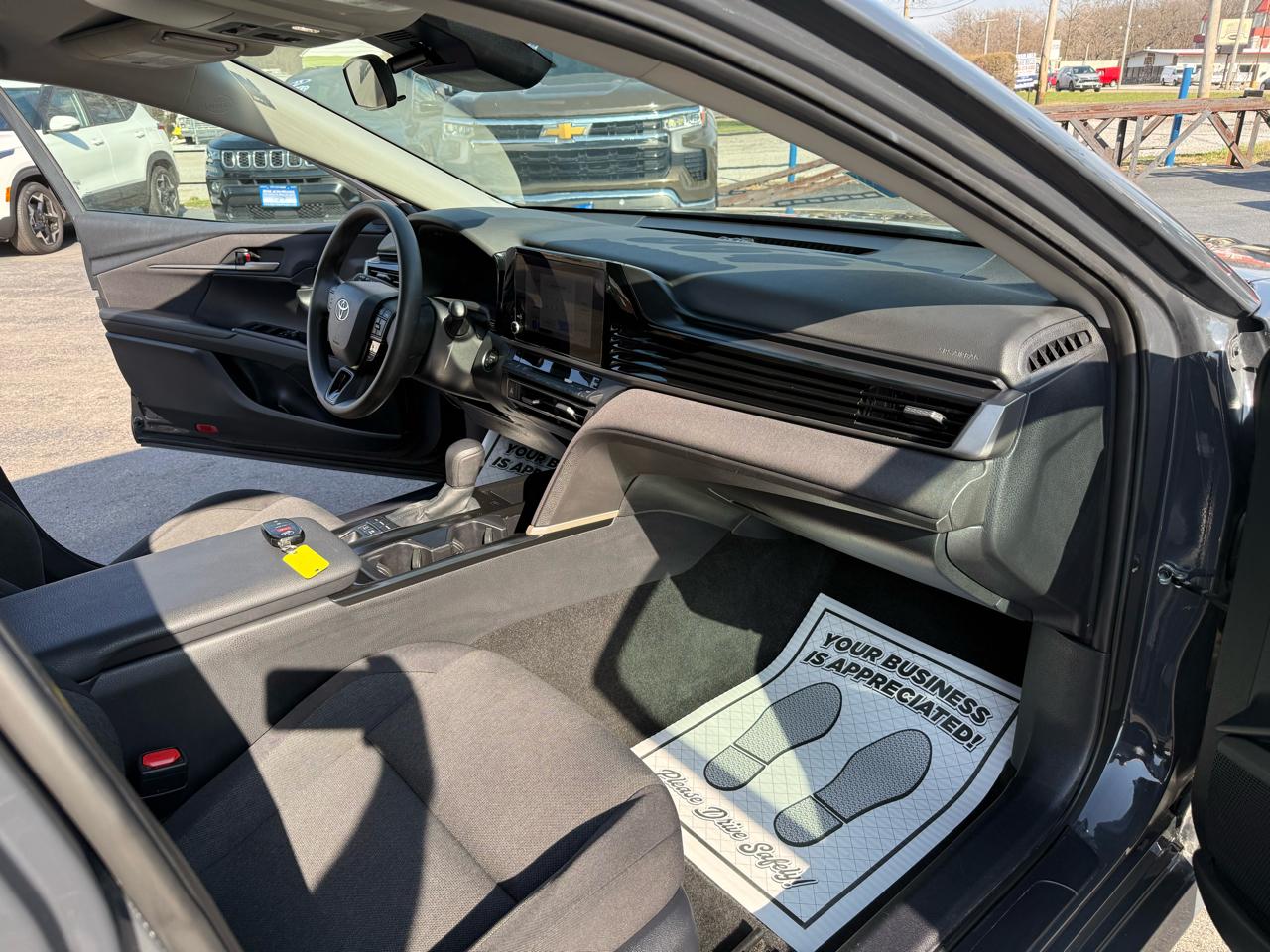 Toyota Camry Hybrid XLE 2025