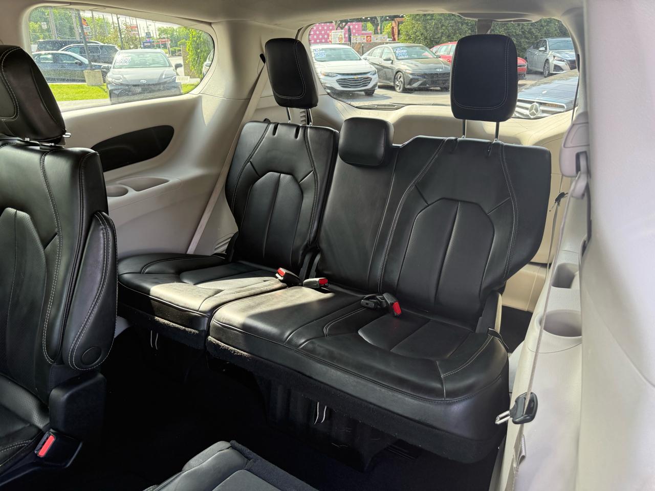 Chrysler Pacifica Touring L 2023