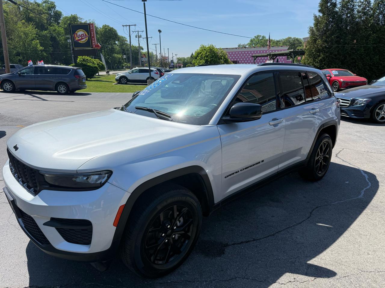 Jeep Grand Cherokee Laredo 4WD 2024