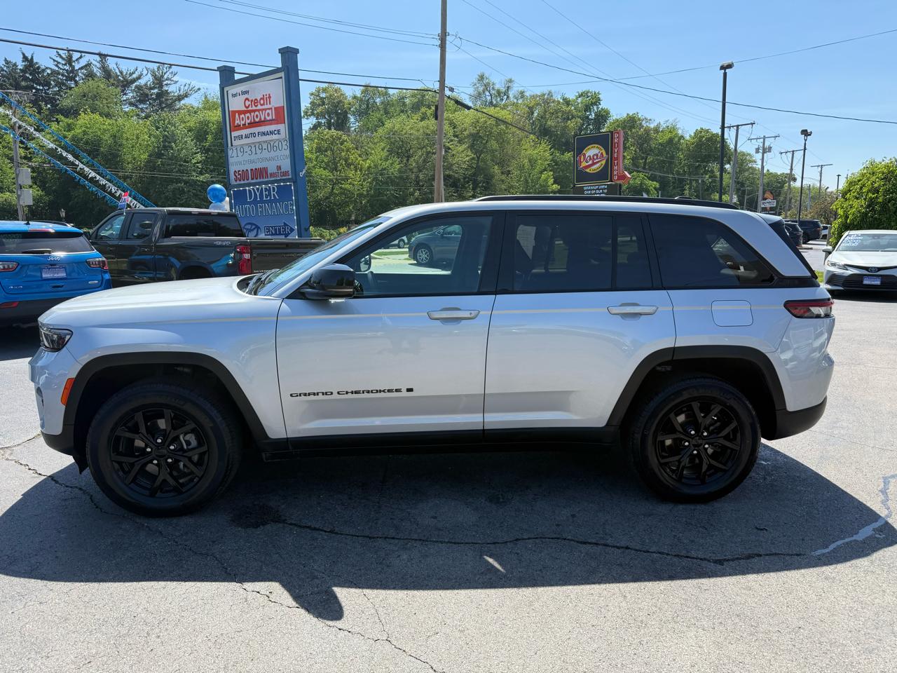 Jeep Grand Cherokee Laredo 4WD 2024