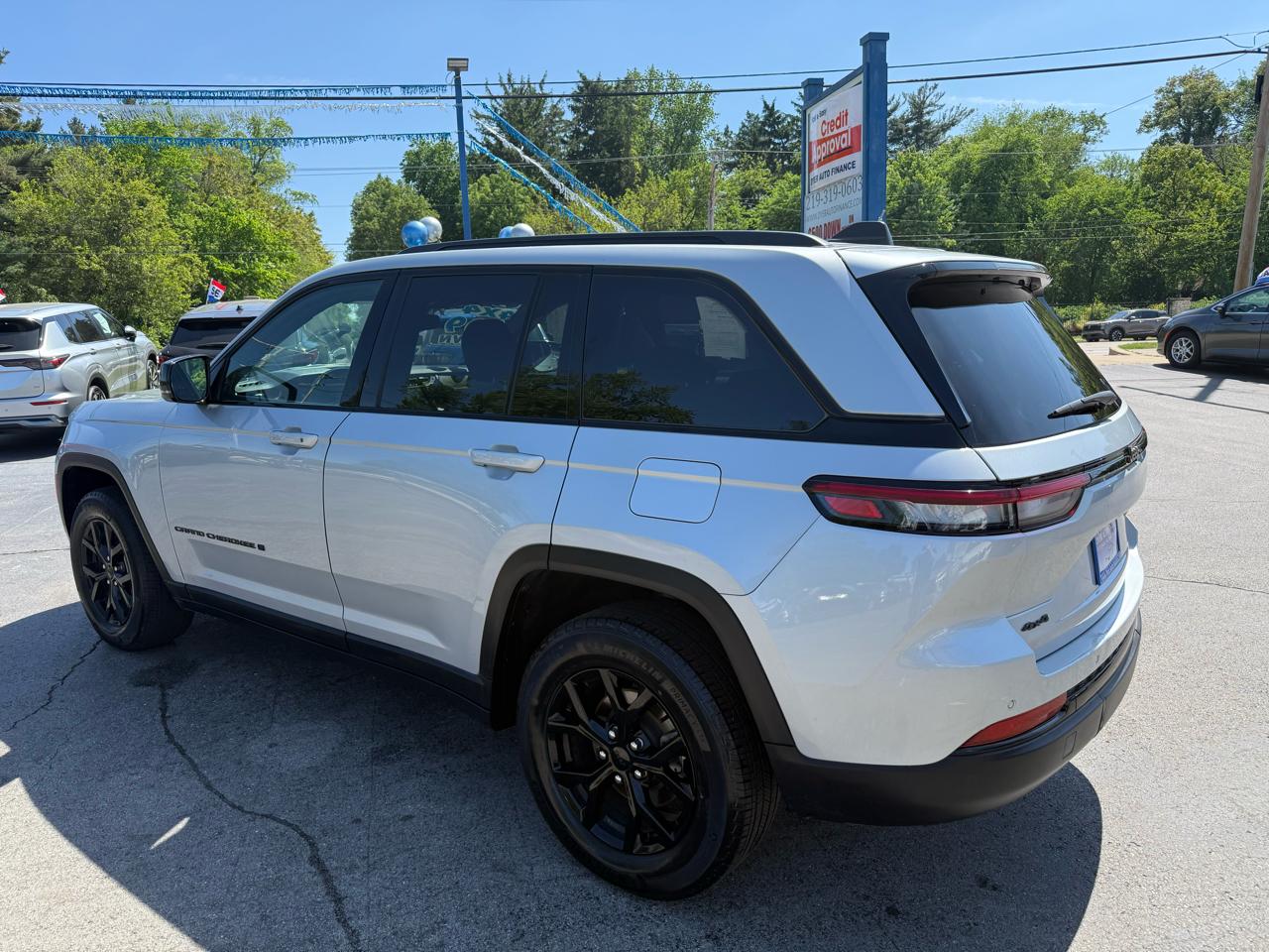 Jeep Grand Cherokee Laredo 4WD 2024