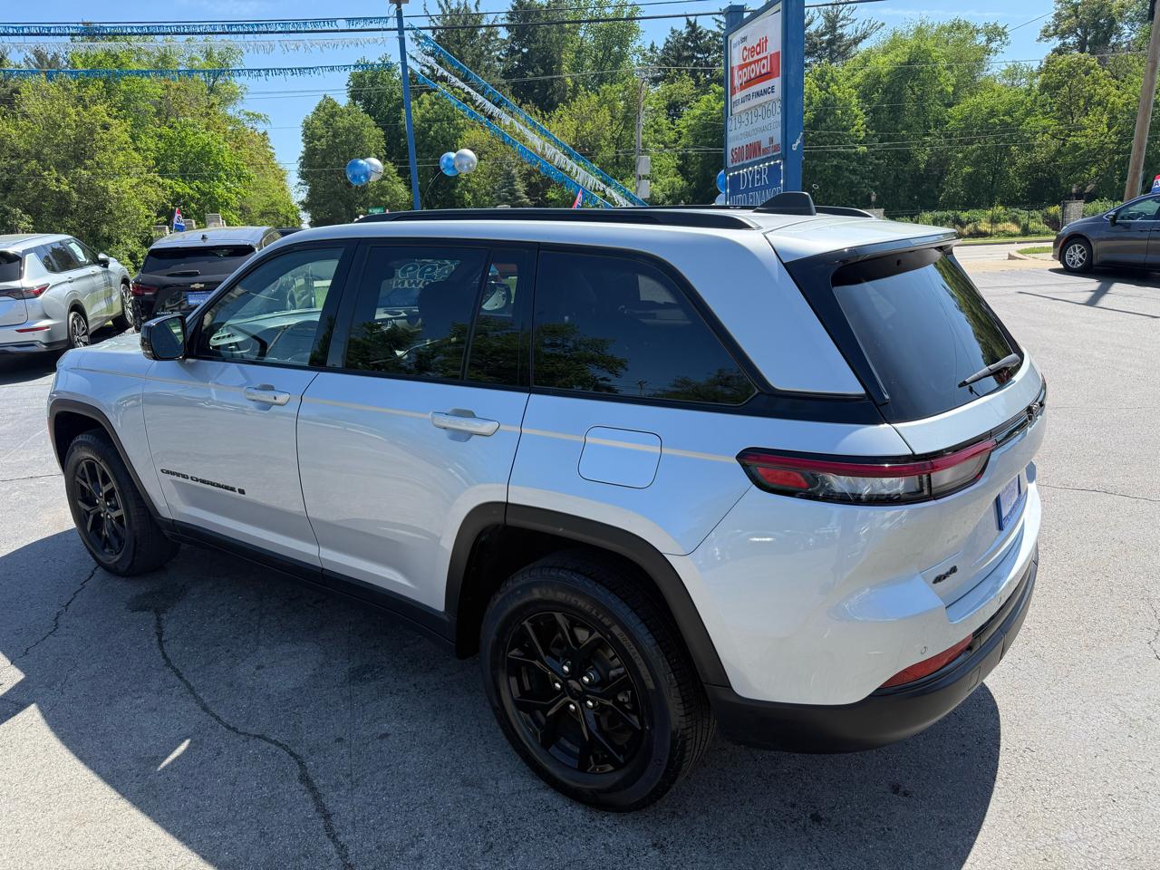 Jeep Grand Cherokee Laredo 4WD 2024