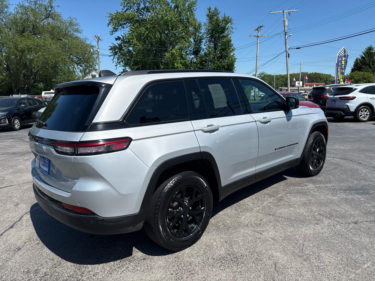 Jeep Grand Cherokee Laredo 4WD 2024