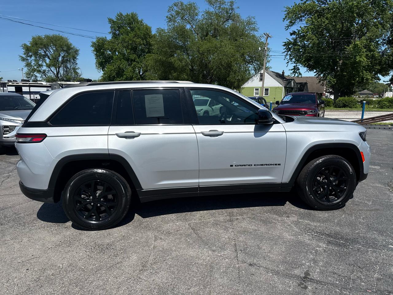 Jeep Grand Cherokee Laredo 4WD 2024