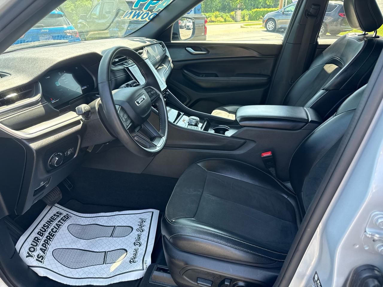 Jeep Grand Cherokee Laredo 4WD 2024