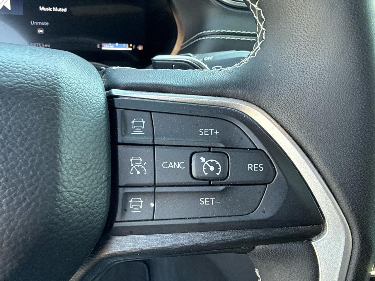 Jeep Grand Cherokee Laredo 4WD 2024