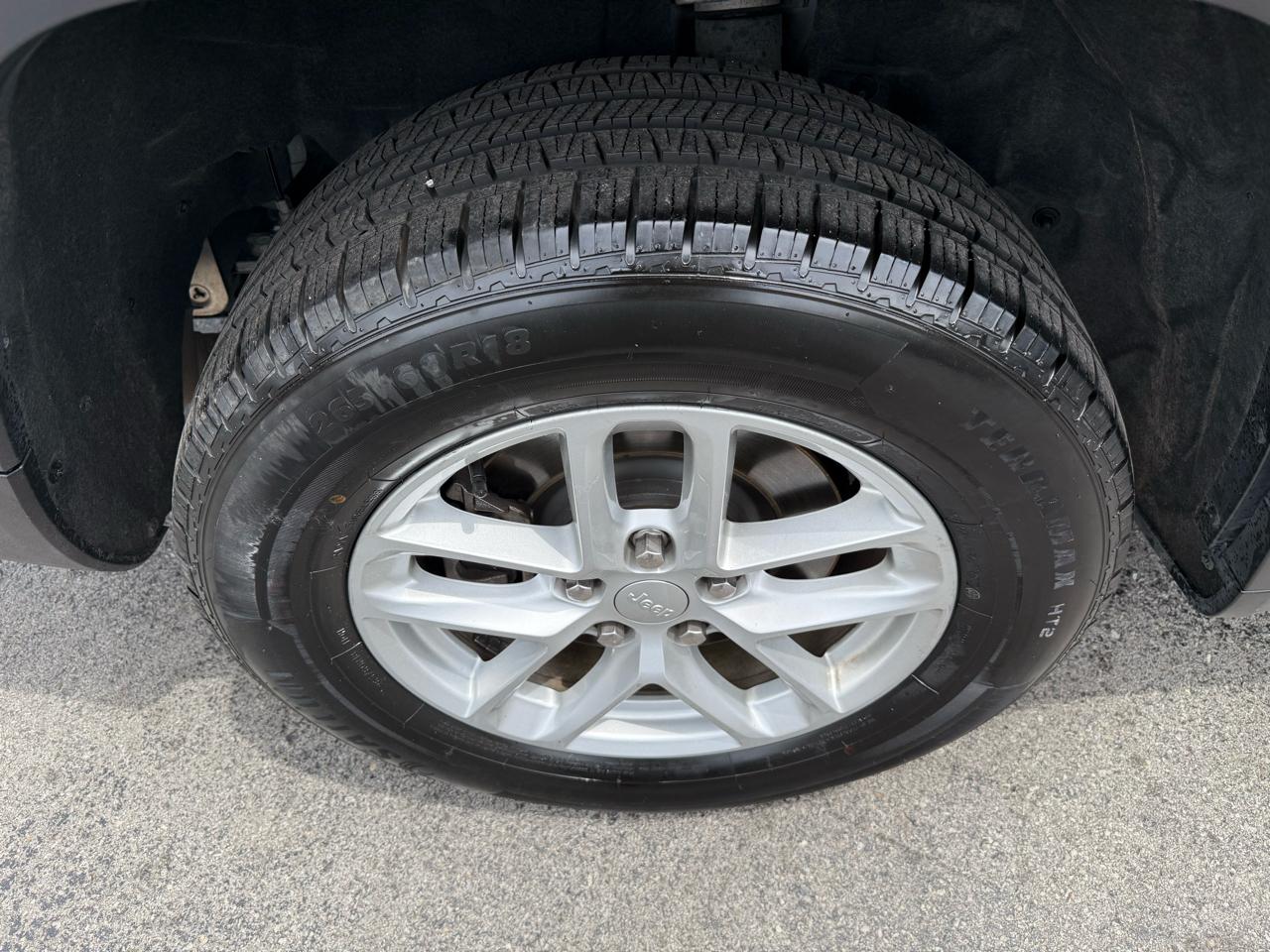 Jeep Grand Cherokee L Laredo 4WD 2023
