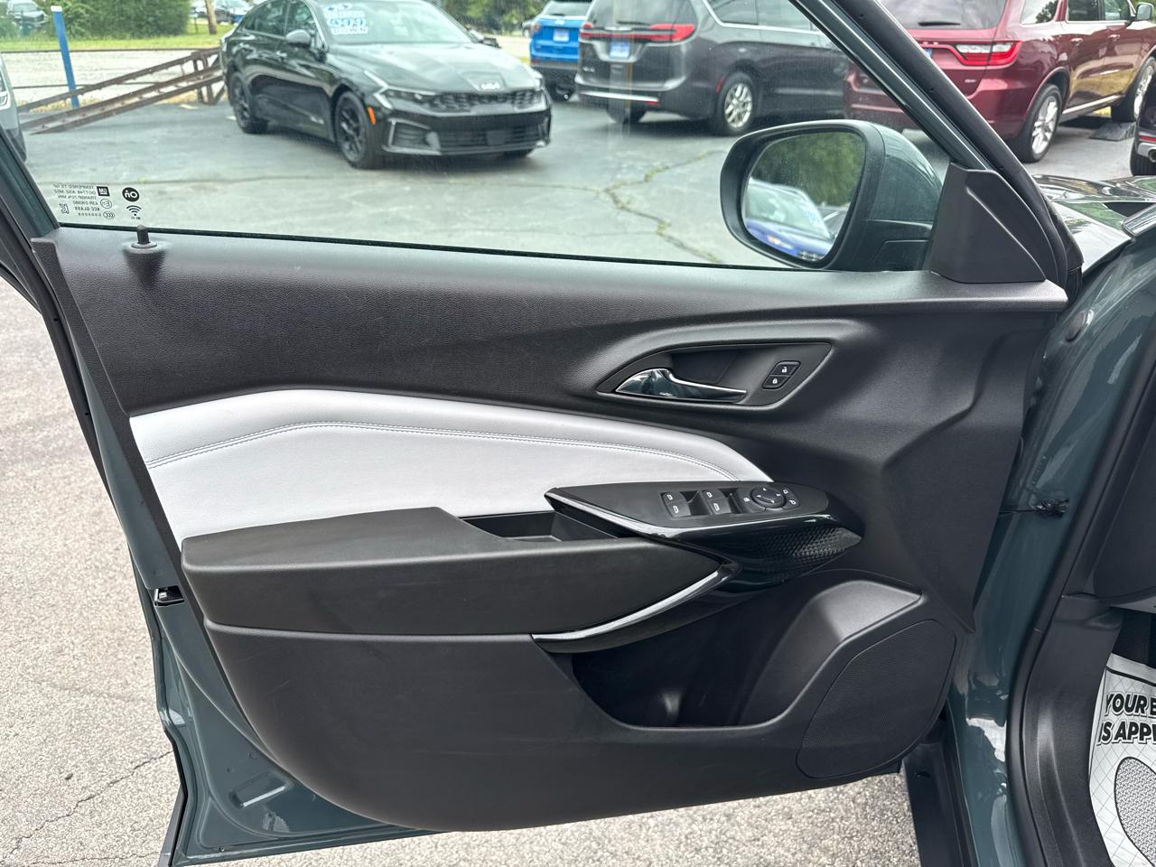 2025 Chevrolet Trax LT - Photo 19