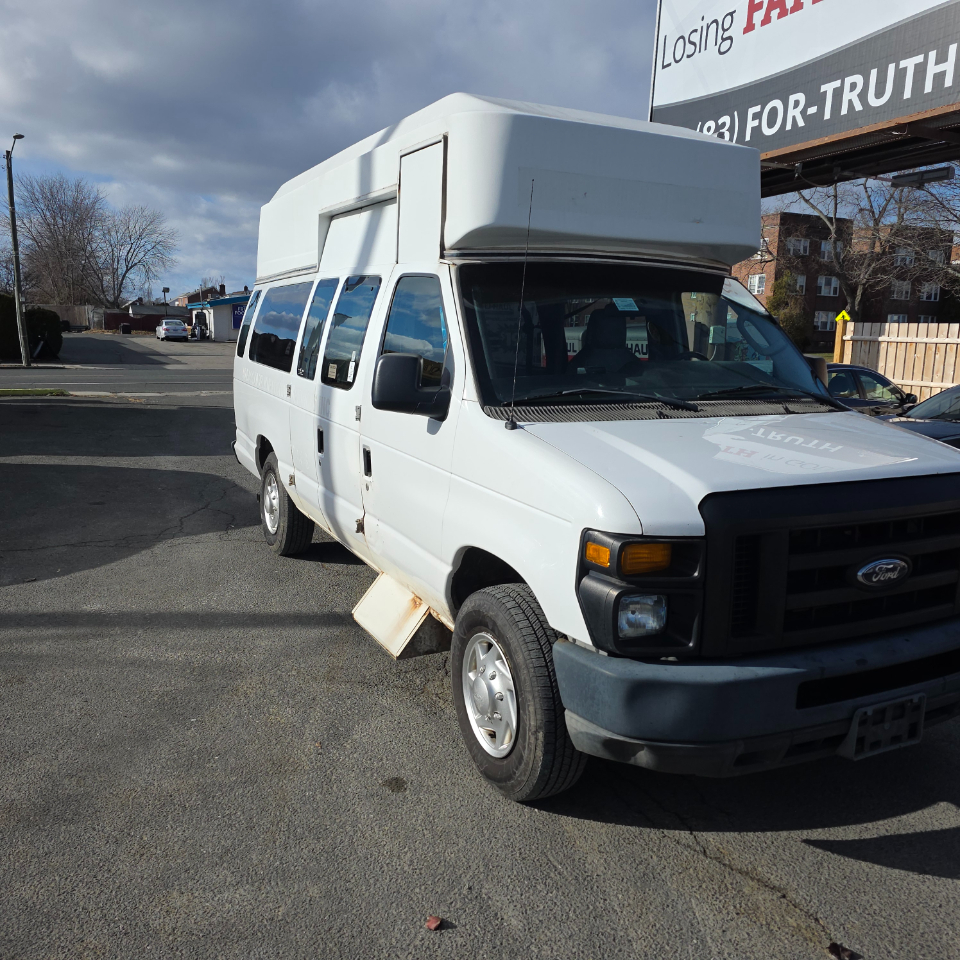 Ford Econoline E-350 Super Duty Extended 2012