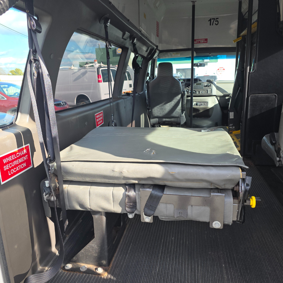 Ford Econoline E-350 Super Duty Extended 2012