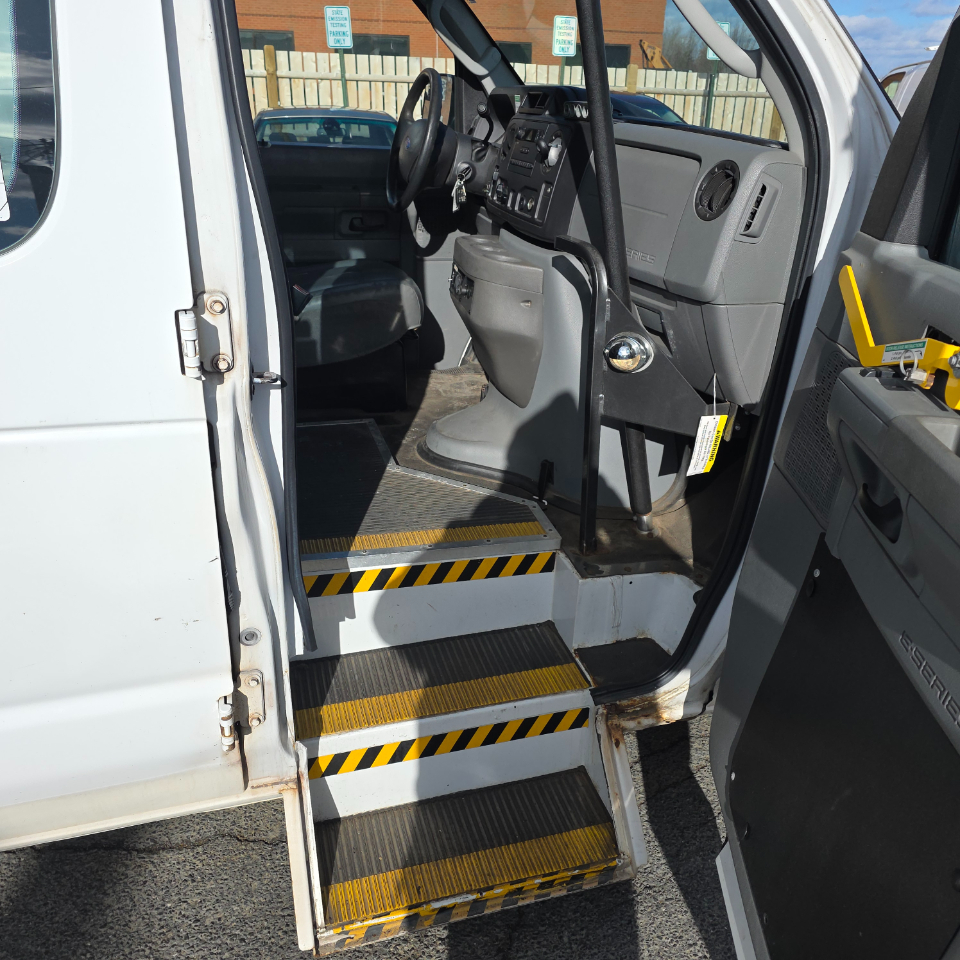 Ford Econoline E-350 Super Duty Extended 2012