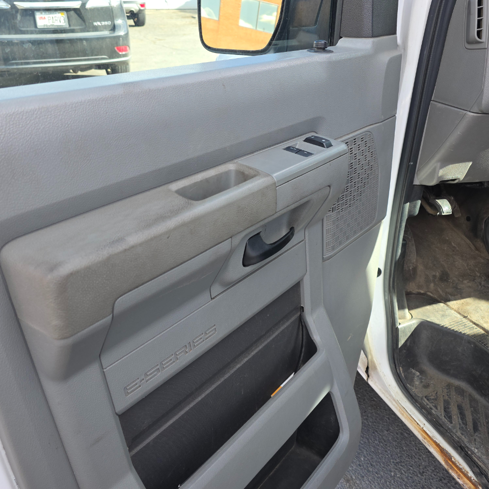 Ford Econoline E-350 Super Duty Extended 2012