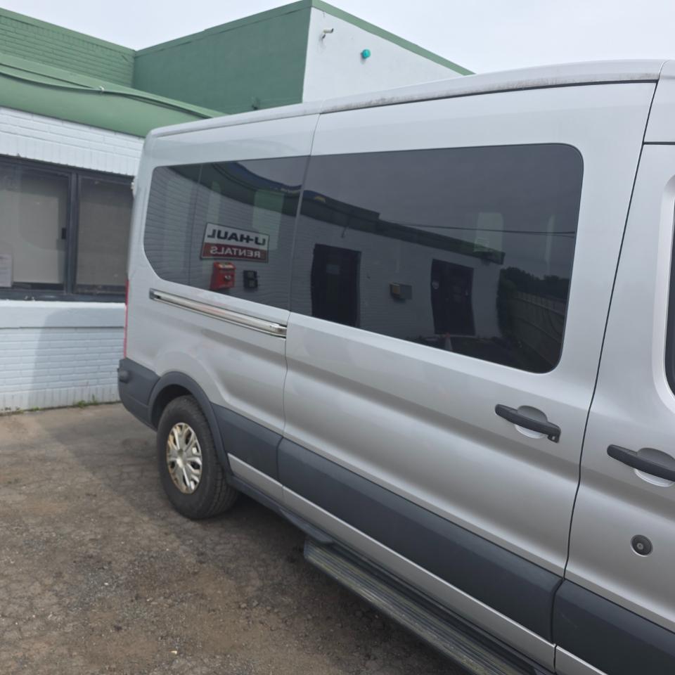 Ford Transit 350 Wagon Med. Roof XL w/Sliding Pass. 148-in. WB 2015