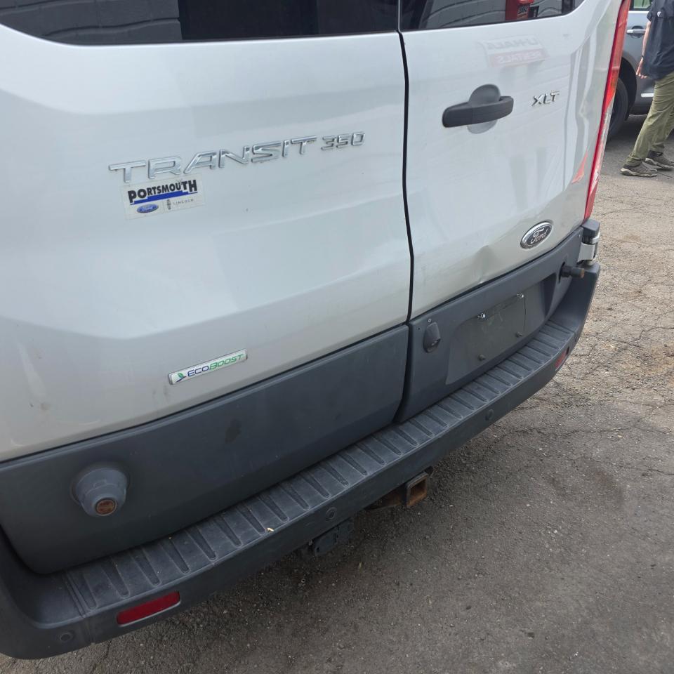 Ford Transit 350 Wagon Med. Roof XL w/Sliding Pass. 148-in. WB 2015