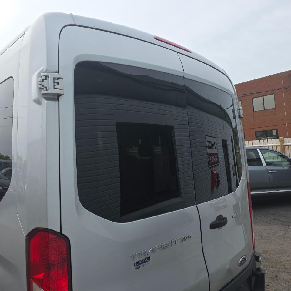 Ford Transit 350 Wagon Med. Roof XL w/Sliding Pass. 148-in. WB 2015