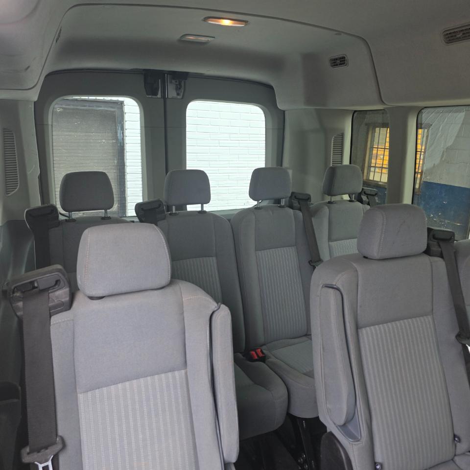 Ford Transit 350 Wagon Med. Roof XL w/Sliding Pass. 148-in. WB 2015
