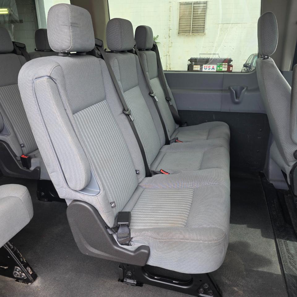 Ford Transit 350 Wagon Med. Roof XL w/Sliding Pass. 148-in. WB 2015