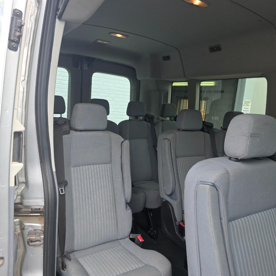 Ford Transit 350 Wagon Med. Roof XL w/Sliding Pass. 148-in. WB 2015