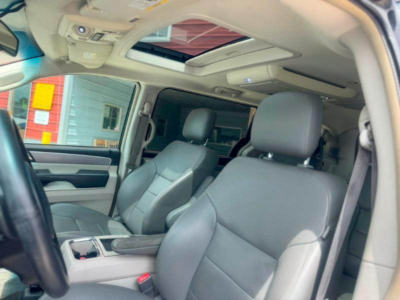 Volkswagen Routan SEL 2012