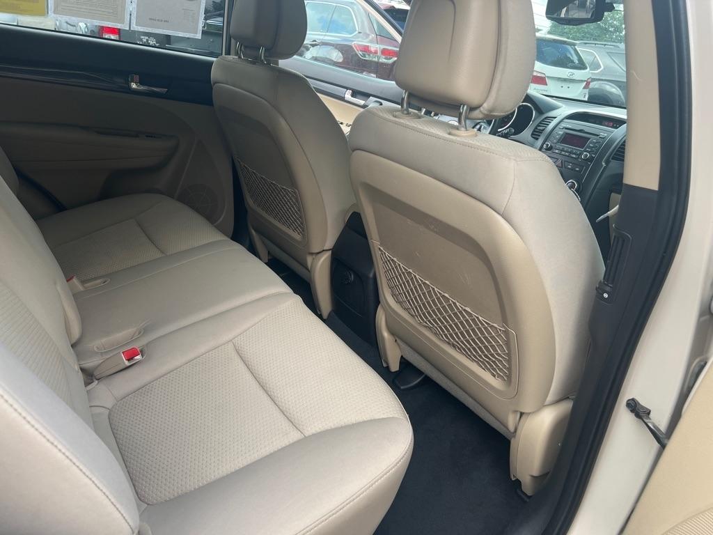 Kia Sorento LX 4D SUV AWD V6 2011