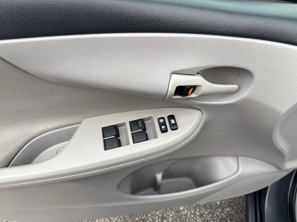 Toyota Corolla LE 4-Speed AT 2012