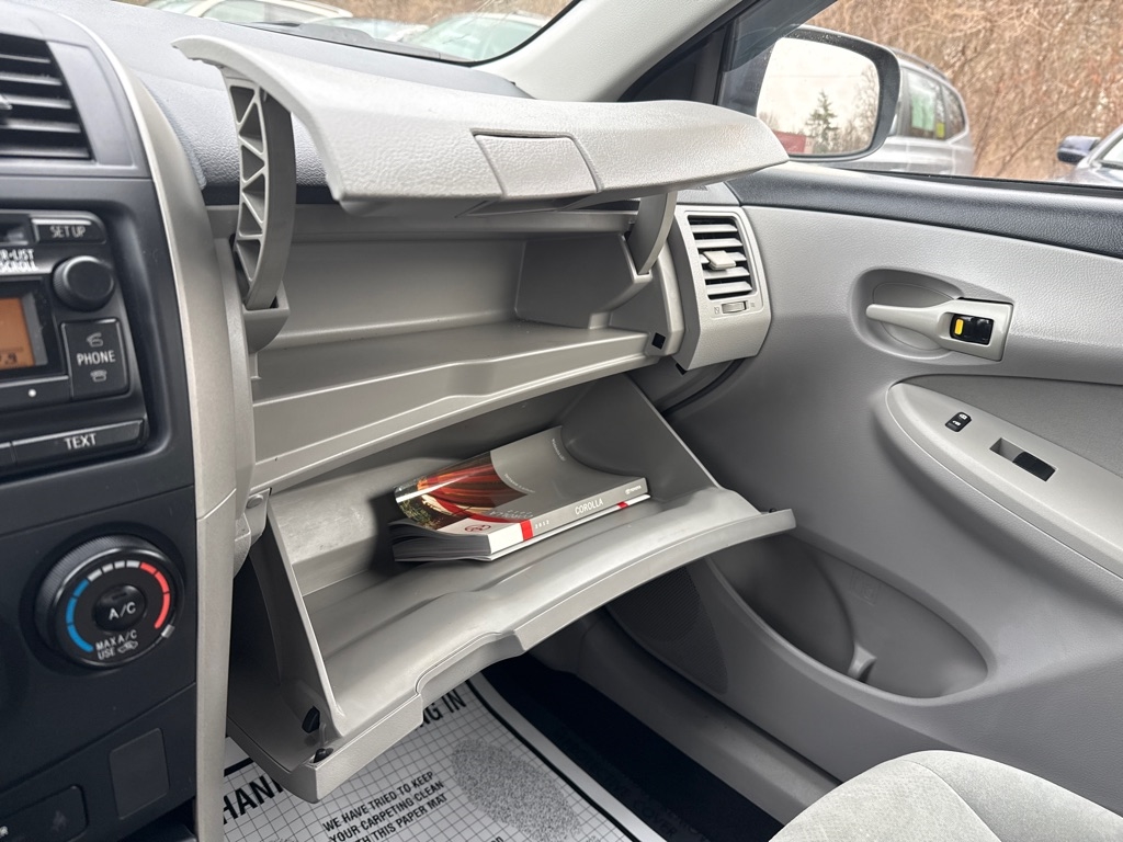 Toyota Corolla LE 4-Speed AT 2012