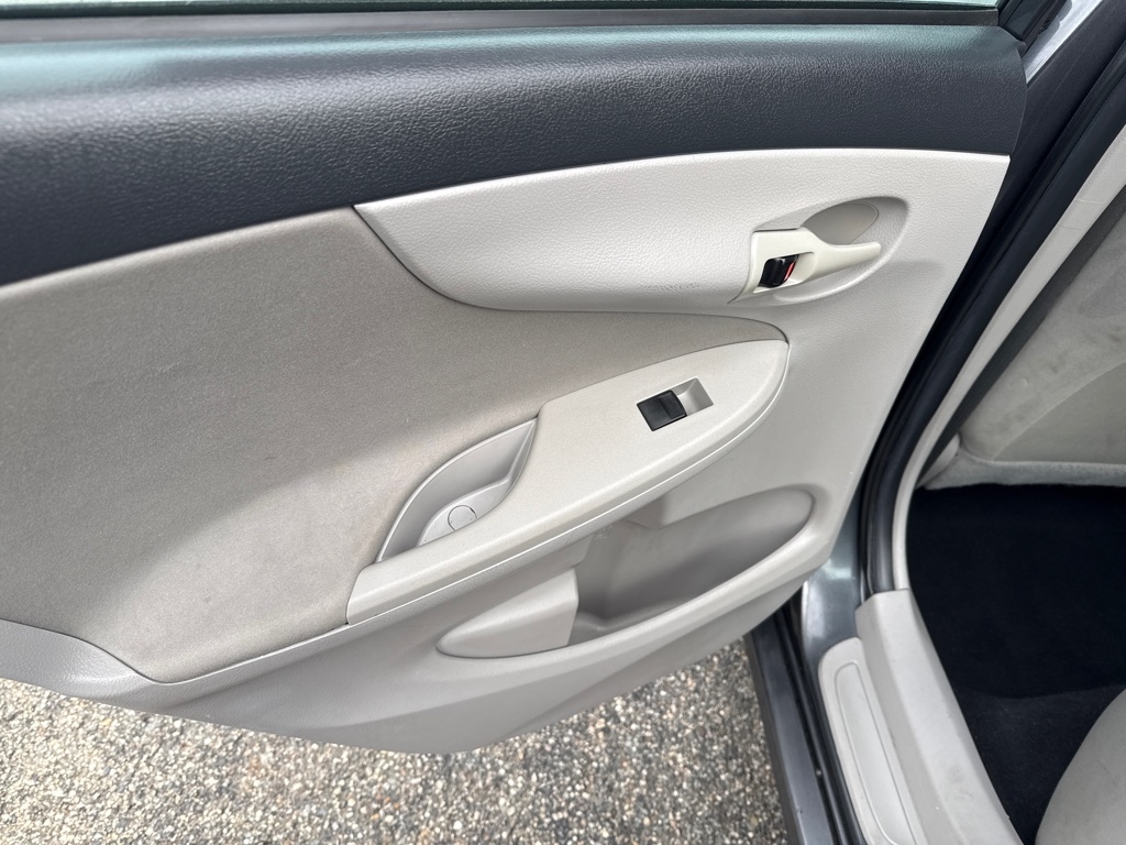 Toyota Corolla LE 4-Speed AT 2012