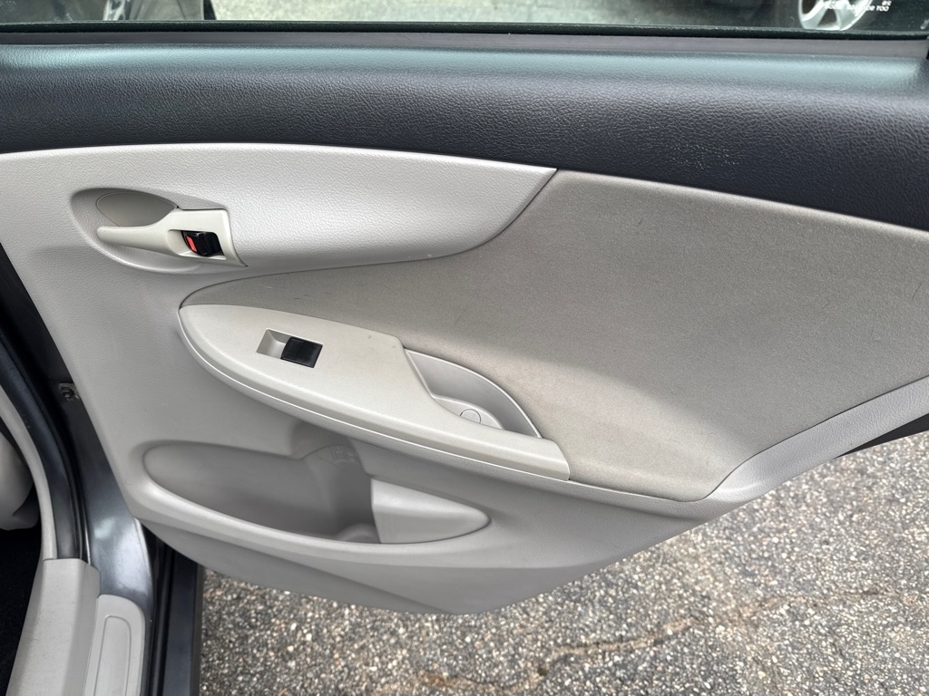 Toyota Corolla LE 4-Speed AT 2012